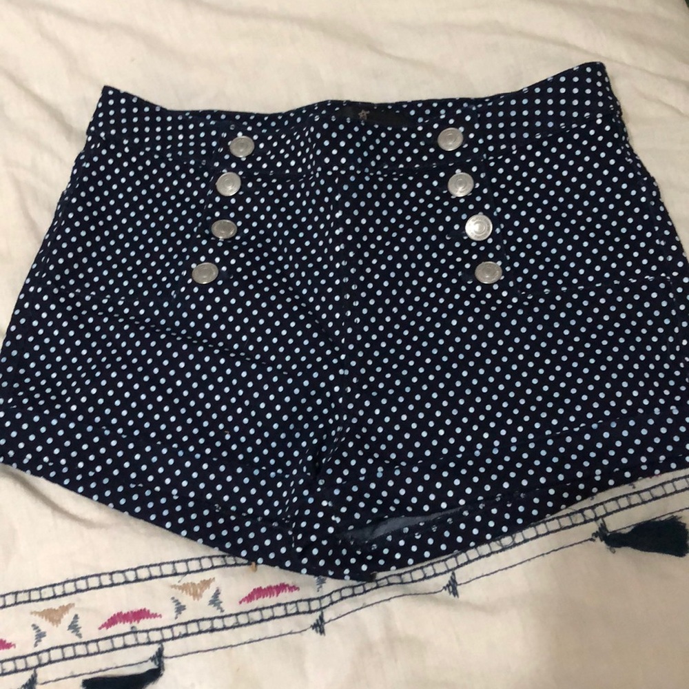 Buttoned navy polka-dot shorts